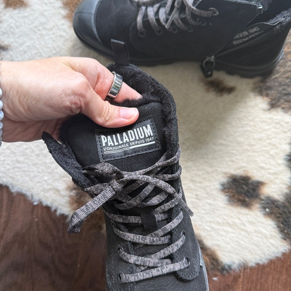 Palladium authentic like new shoes full leather, I’ve used them once! SIZE USA 7 - Picture 4 of 9